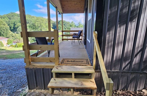 Bluewell Cabin | Cozy 2-bedroom cabin in enchanting Bluefield with AC Sleep 7 people