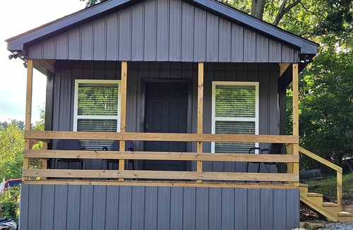 Bluewell Cabin | Cozy 2-bedroom cabin in enchanting Bluefield with AC Sleep 7 people