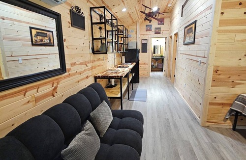 Bluewell Cabin | Cozy 2-bedroom cabin in enchanting Bluefield with AC Sleep 7 people