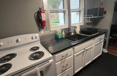 Bluewell House | Cozy 2-bedroom house in Bluefield, 6 miles from Pocahontas Trailhead