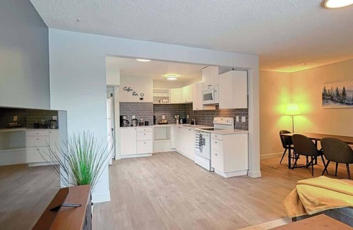 Rosscarrock House | Cozy 2 Bedroom Suite Near Ctrain Mall and Downtown