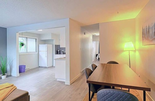 Rosscarrock House | Cozy 2 Bedroom Suite Near Ctrain Mall and Downtown