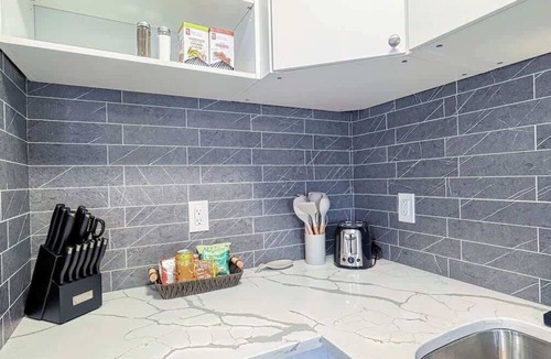 Rosscarrock House | Cozy 2 Bedroom Suite Near Ctrain Mall and Downtown