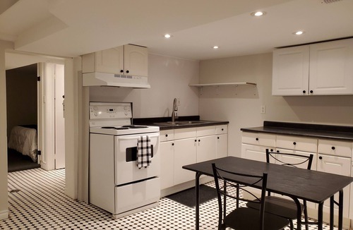 Trinity - Bellwoods Apartment | Cozy 2 BR In the Heart of Little Italy