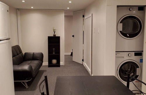 Trinity - Bellwoods Apartment | Cozy 2 BR In the Heart of Little Italy