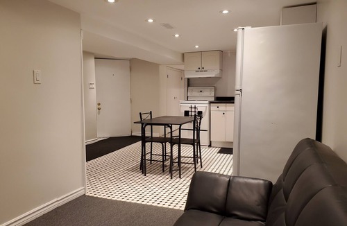 Trinity - Bellwoods Apartment | Cozy 2 BR In the Heart of Little Italy