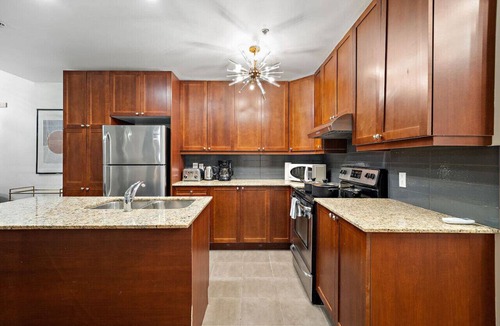 International District Apartment | Cozy 2BD loft Hotel Suite-Old Montreal B3