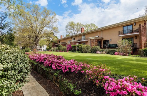 Summerville House | Cozy 2BR house, one king and one queen bedroom - fully equipped kitchen, laundry room - fenced backyard opening to pristine courtyard.