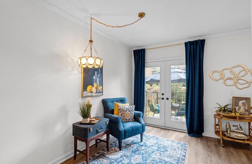 Summerville House | Cozy 2BR house, one king and one queen bedroom - fully equipped kitchen, laundry room - fenced backyard opening to pristine courtyard.