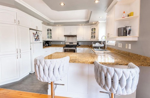 Mercier House | Cozy 3-bedroom house in charming Mercier with AC