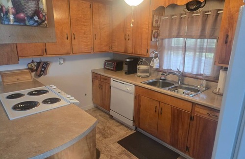 Claremont House | Cozy 3 Bedroom House Located on Lake Lookout