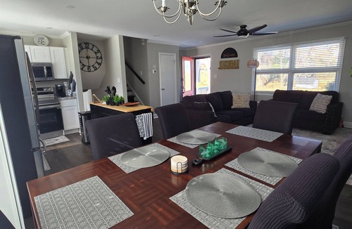 Charlotte House | Cozy 3 BR Home Near CLT International Airport and 10 min from Uptown CLT