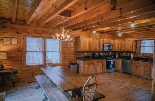 Lancaster Cabin | Cozy 3BR Cabin, 5 minutes to Center Hill Marina, Gated Community, Sleeps 10