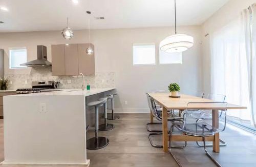 Sugar Creek House | Cozy 3BR Retreat with Patio Prime Charlotte Spot