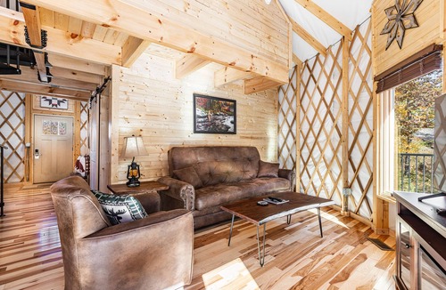 Pigeon Forge Cabin | Cozy Blue-Beary great f/couples or small family, Huge Deck w/Privte Hot Tub