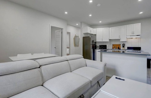 Cote-Des-Neiges—Notre-Dame-De-Grace Apartment | Cozy & Bright | Prime Location