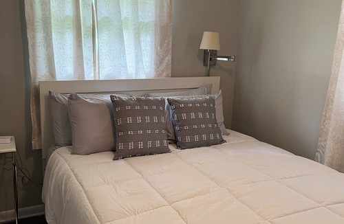 Bristol Apartment | Cozy Bristol Jungalow Apartment- 2 blocks from King College - 2 bd/1 bath