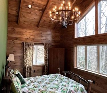 Topton House | Cozy Cabin for a Peaceful Family Getaway in Nantahala National Forest, North Carolina