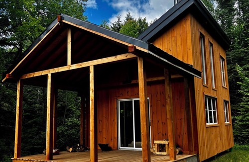 Sainte-Adele Cabin | Cozy cabin in a beautiful prairie on Sainte-Adèle’s organic farm.