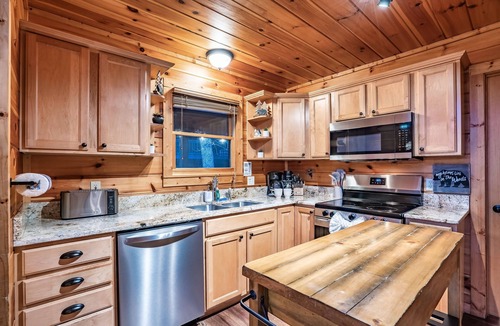 Wears Valley Cabin | ★Cozy Cabin with Hot Tub, Game Room, and Fire pit!★ Wears Valley!