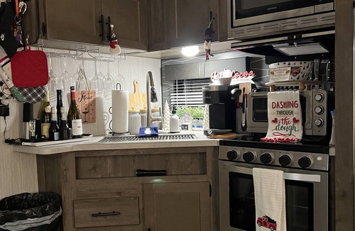 Seneca RV Rental | Cozy camper in Clemson Hills. 5 minutes from Clemson University. Pet friendly!