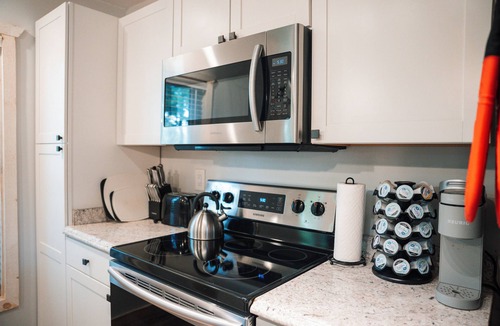 Central Cottage | Cozy Carriage House near Clemson - full kitchen, deck, fire pit, grill, and more