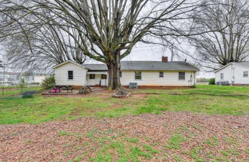 Charlotte House | Cozy Charlotte Home w/Fire Pit ~ 6 Mi to Uptown!