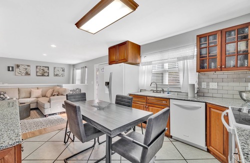 Charlotte House | Cozy City Retreat! Spacious 6-bedroom house in marvelous Charlotte with WiFi, AC