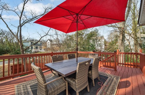 Charlotte House | Cozy City Retreat! Spacious 6-bedroom house in marvelous Charlotte with WiFi, AC