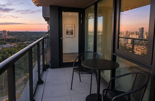 Wynford-Concorde Condo | Cozy cityview Getaway