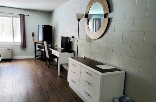 Colpoys Bay Apartment | Cozy Comfort Double Room 06 – Peninsula Motel, Minutes from Wiarton Waterfront