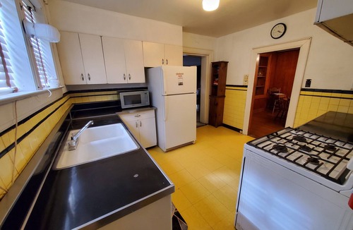 Blount House | Cozy & Convenient - 20 Minutes to Charleston WV