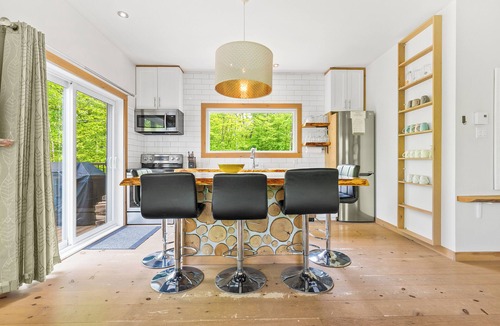 Lac Superieur Village Ski Chalet | Cozy cottage in Lac Supérieur (Mont Tremblant) with a hot tub.