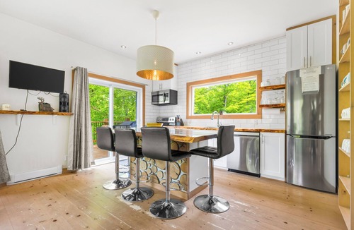 Lac Superieur Village Ski Chalet | Cozy cottage in Lac Supérieur (Mont Tremblant) with a hot tub.