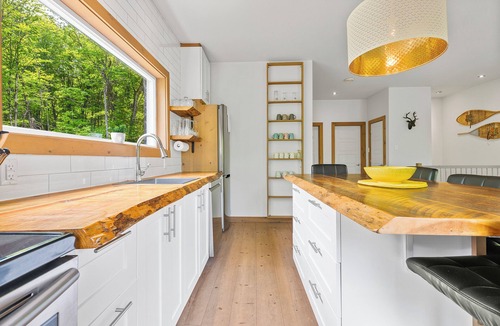 Lac Superieur Village Ski Chalet | Cozy cottage in Lac Supérieur (Mont Tremblant) with a hot tub.