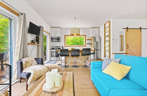 Lac Superieur Village Ski Chalet | Cozy cottage in Lac Supérieur (Mont Tremblant) with a hot tub.