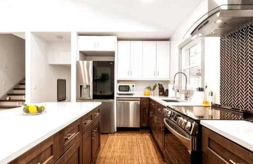 Charlotte House | Cozy Escape! Modern/Luxe style w/2 Master en Suites-Fireplace-Fenced- SouthPark!