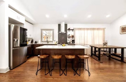 Charlotte House | Cozy Escape! Modern/Luxe style w/2 Master en Suites-Fireplace-Fenced- SouthPark!