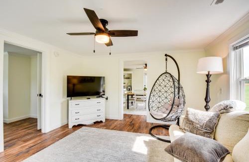Fair Play House | Cozy Fair Play Home w/Deck 4 Mi to Lake Hartwell!
