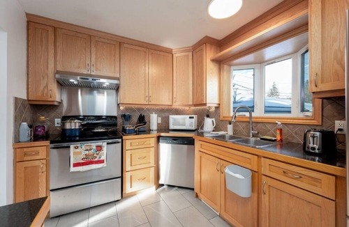 Southeast Calgary House | Cozy family House 4 BED ROOMS 4 QUEEN BED PLUS kids play Room large yard new AC