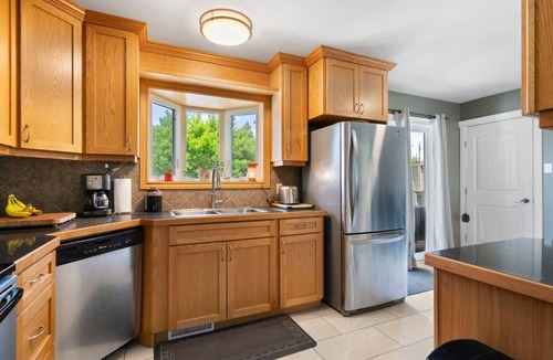 Southeast Calgary House | Cozy family House 4 BED ROOMS 4 QUEEN BED PLUS kids play Room large yard new AC