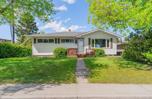 Southeast Calgary House | Cozy family House 4 BED ROOMS 4 QUEEN BED PLUS kids play Room large yard new AC