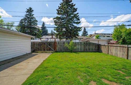 Southeast Calgary House | Cozy family House 4 BED ROOMS 4 QUEEN BED PLUS kids play Room large yard new AC