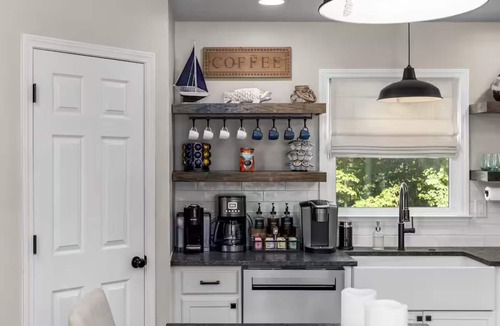 Gainesville House | Cozy Family Lakehouse with Winter Lakeview, Hot Tub, Arcade, Mini Golf, Kng Beds