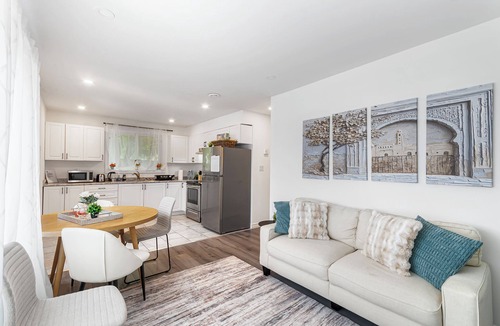 Barrie House | Cozy Guest Suite in Barrie| 2 Bedrooms | 2 parking| Laundry in unit