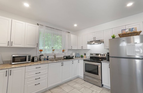 Barrie House | Cozy Guest Suite in Barrie| 2 Bedrooms | 2 parking| Laundry in unit