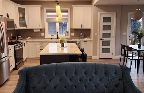 Colborne House | Cozy Home with Deck, 4 Parking Spots near beaches
