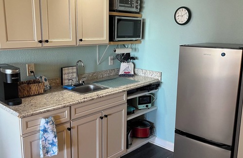 Crescent Beach Condo | Cozy King Studio – right on the Beach, Sleeps 4