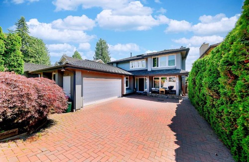 Dundarave House | Cozy King Suite Near Ferry & Beach