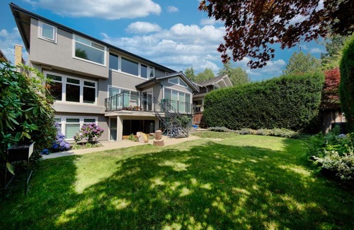 Dundarave House | Cozy King Suite Near Ferry & Beach